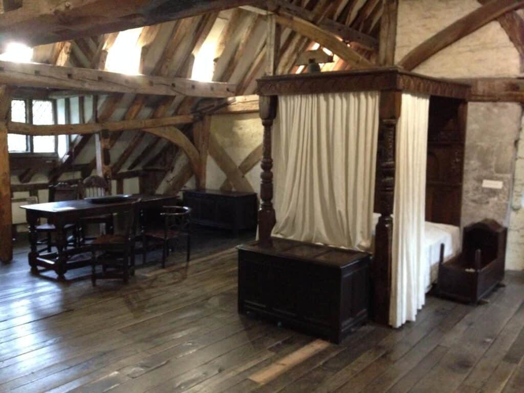 Four poster bed in bedroom in Anne of Cleeves House