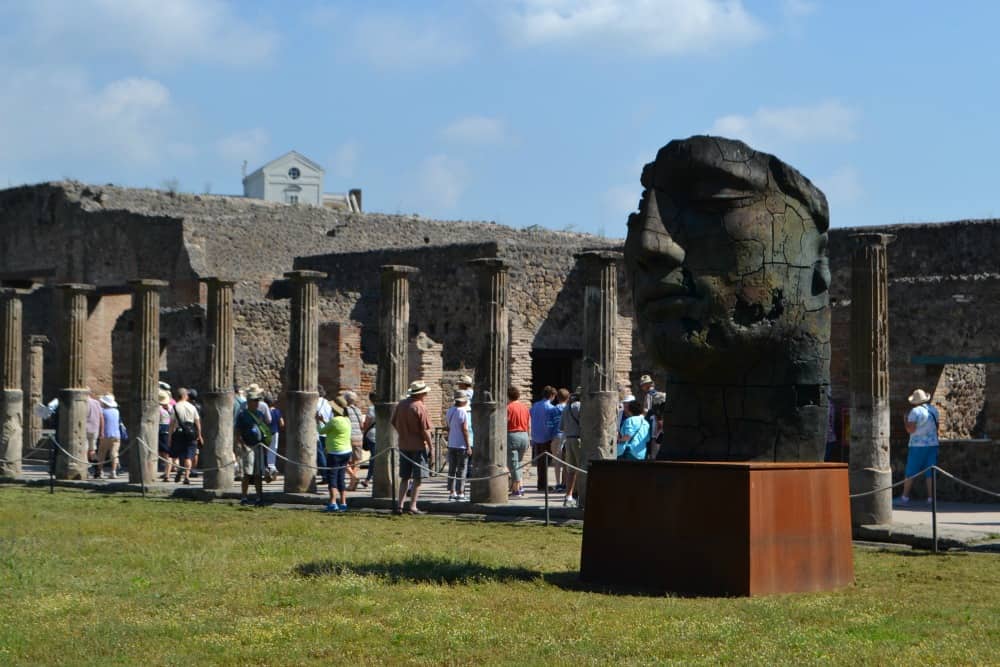 Statue by the entrance of Pompeii - How not to see Pompeii with kids