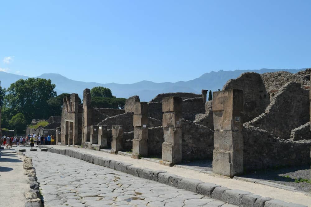 Pompeii's longest road, Via di Castricio - How not to see Pompeii with kids