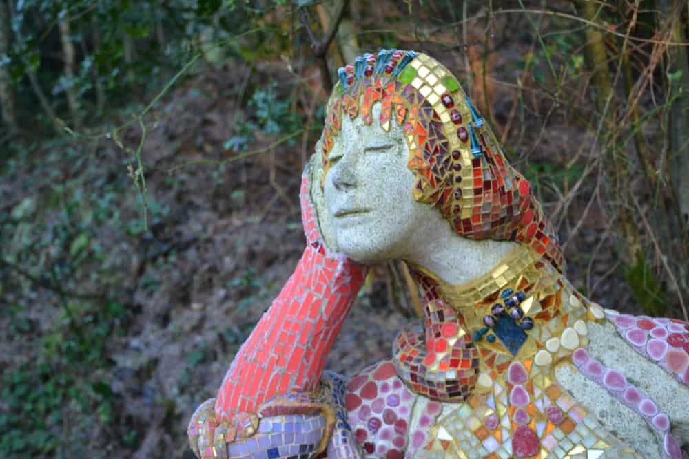 Mosaic lady sculpture - Wooden horses in front of lake - A visit to the world's largest all year sculpture park