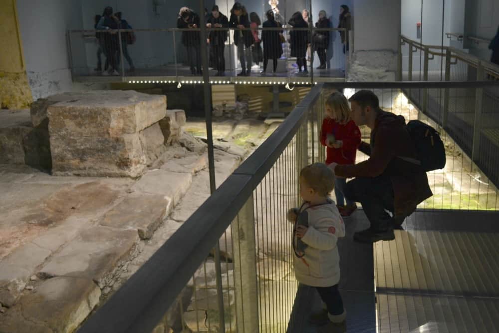 Temple courtyard - The Great Bath - Tin Box family looking at Grand Bath - Visiting the Roman Baths with toddlers