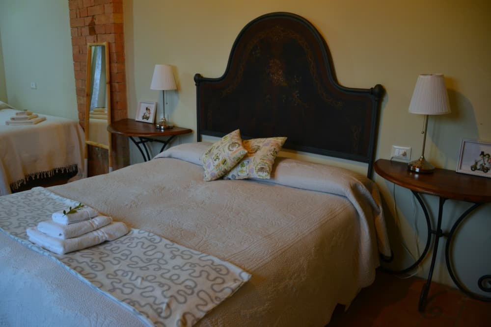 Suite master bed - A luxury villa holiday in Tuscany with Bookings For You