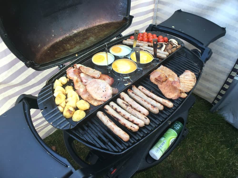 English breakfast on barbecue - Camping with kids: camping food the whole family will love