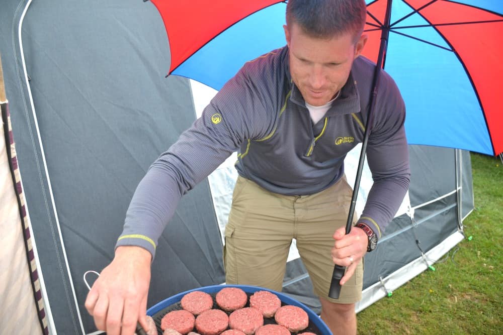 Barbecue in the rain - portable and versatile gas camping stove and barbecue
