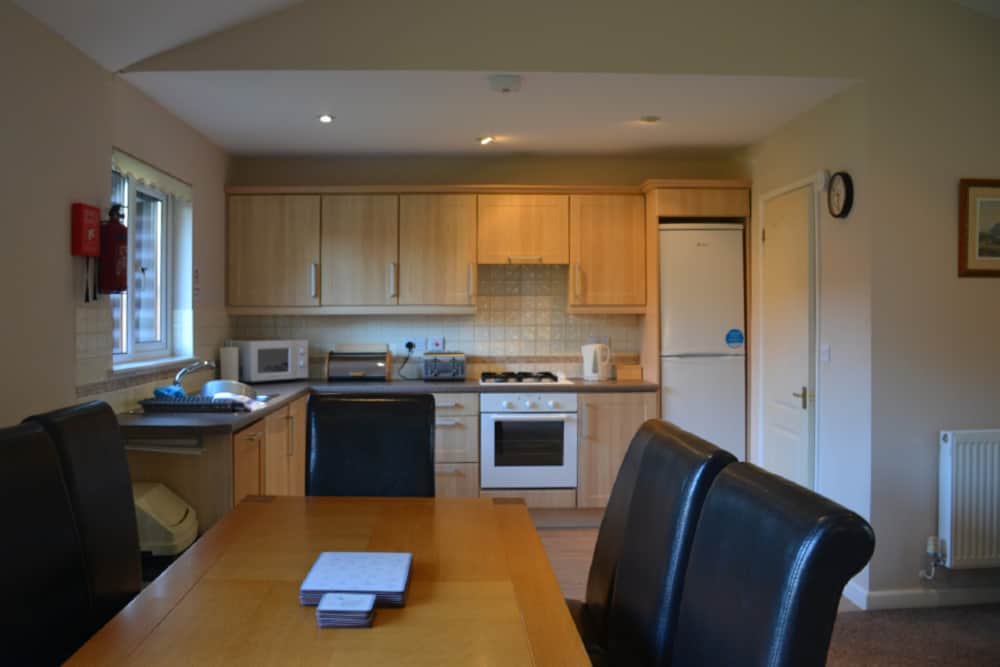 Dining and kitchen area in lodge - Waterside Cornwall - lodge holidays in Cornwall