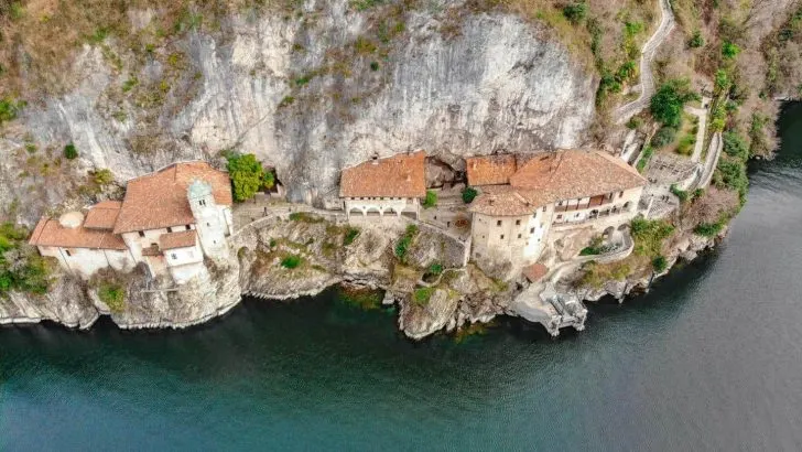 How easy is it to visit Santa Caterina del Sasso with kids?