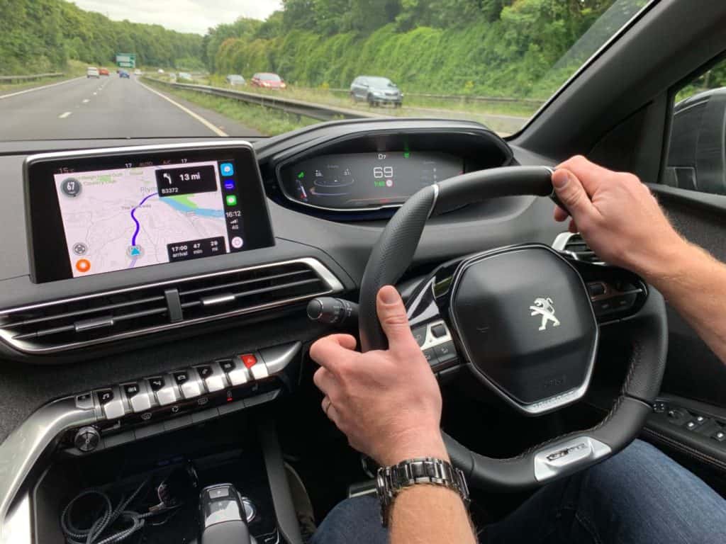 Steering wheel and dashboard of Peugeot 5008 SUV