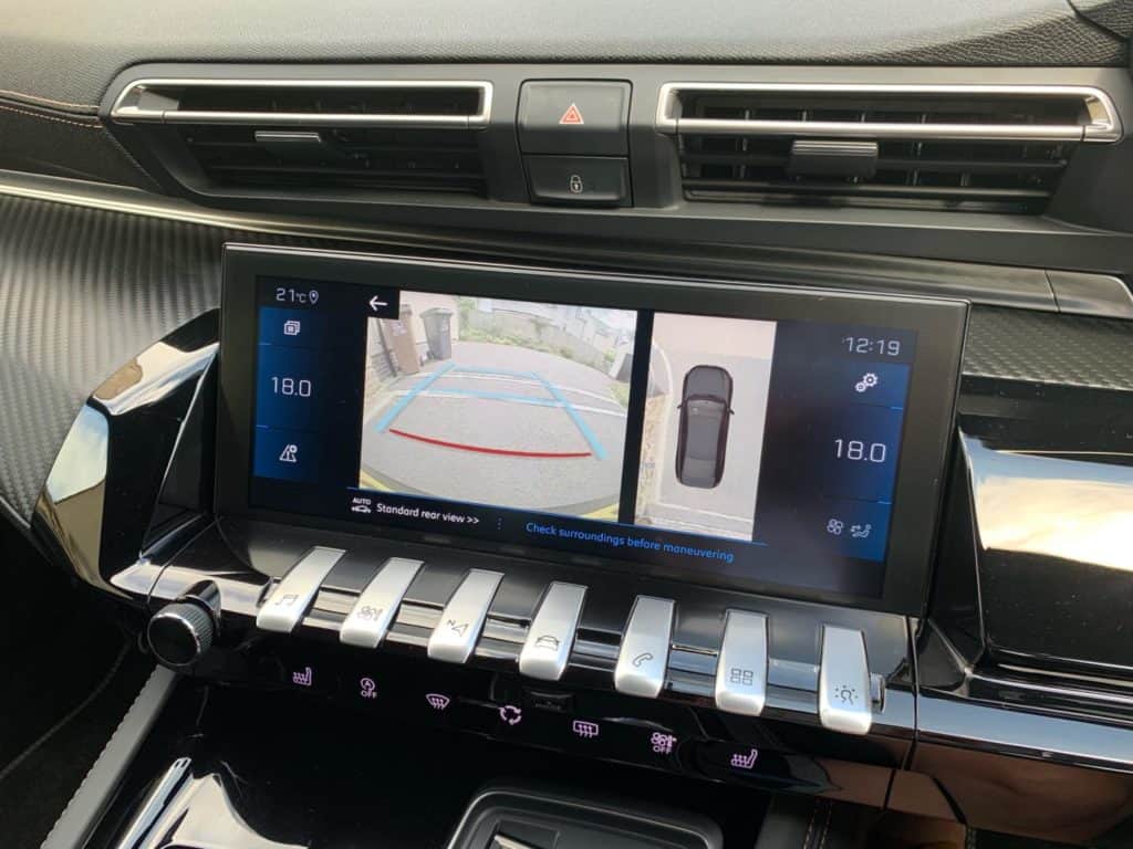 Peugeot 508 Fastback parking display