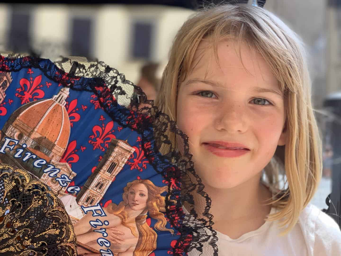 Child with Florence fan - Florence with kids