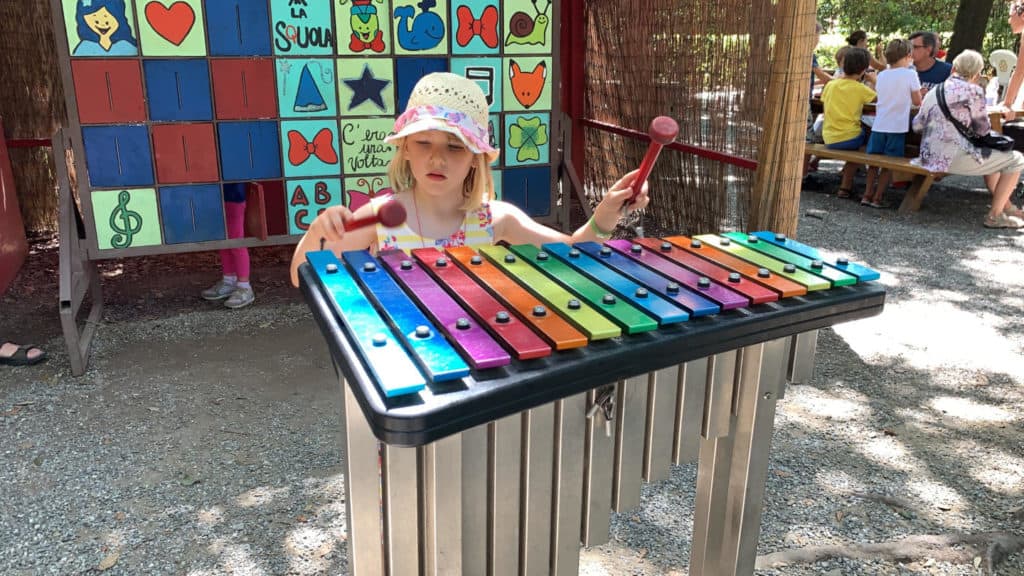 Tot playing music