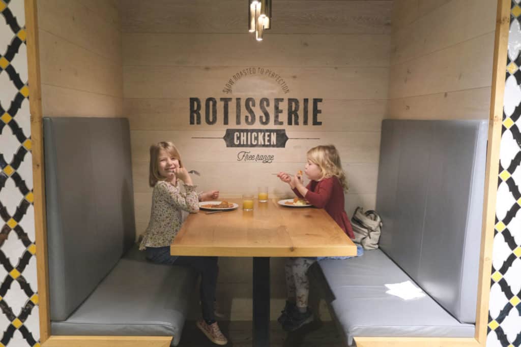 Girls sitting in booth in Hampton by Hilton Waterloo restaurant