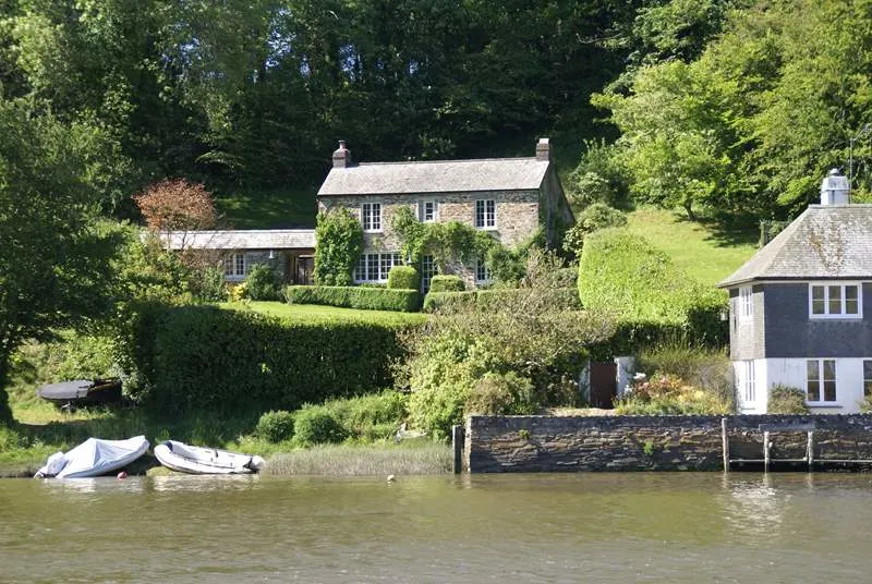Cottage on the waterfront in Cornwall