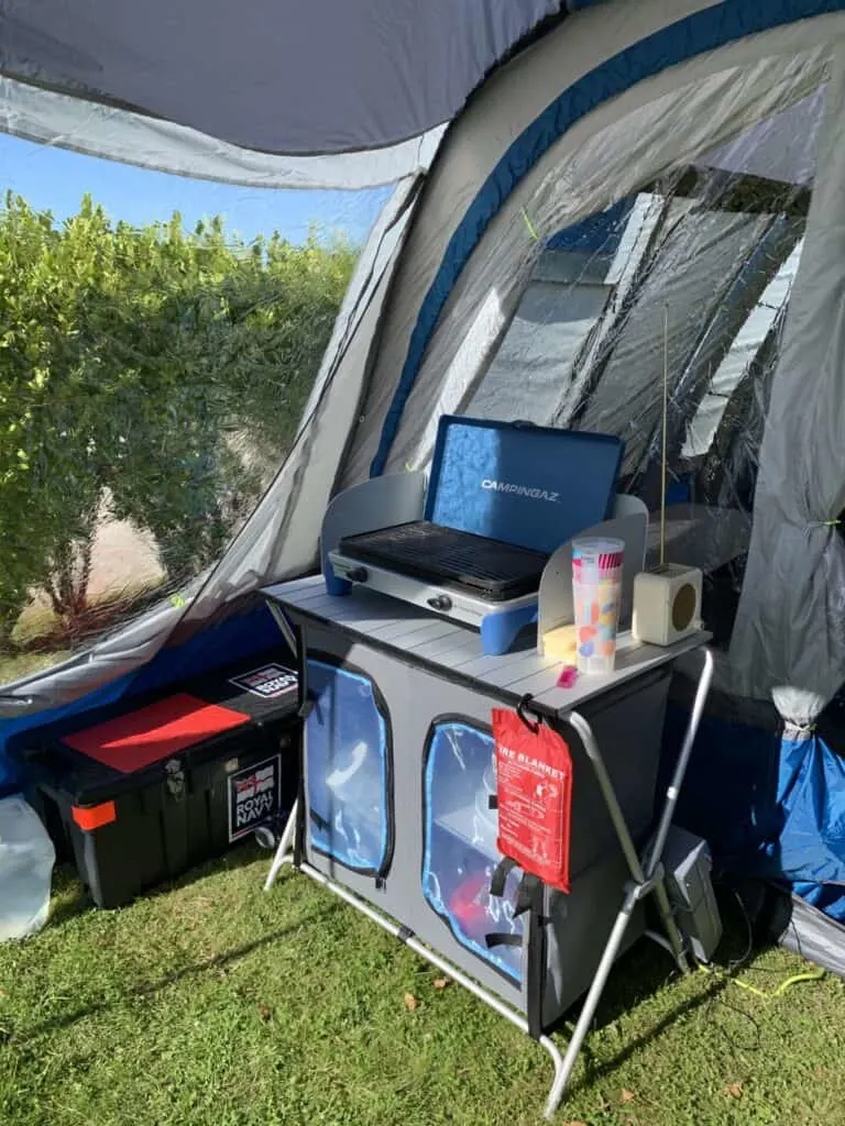 Camping kitchen in extension of awning
