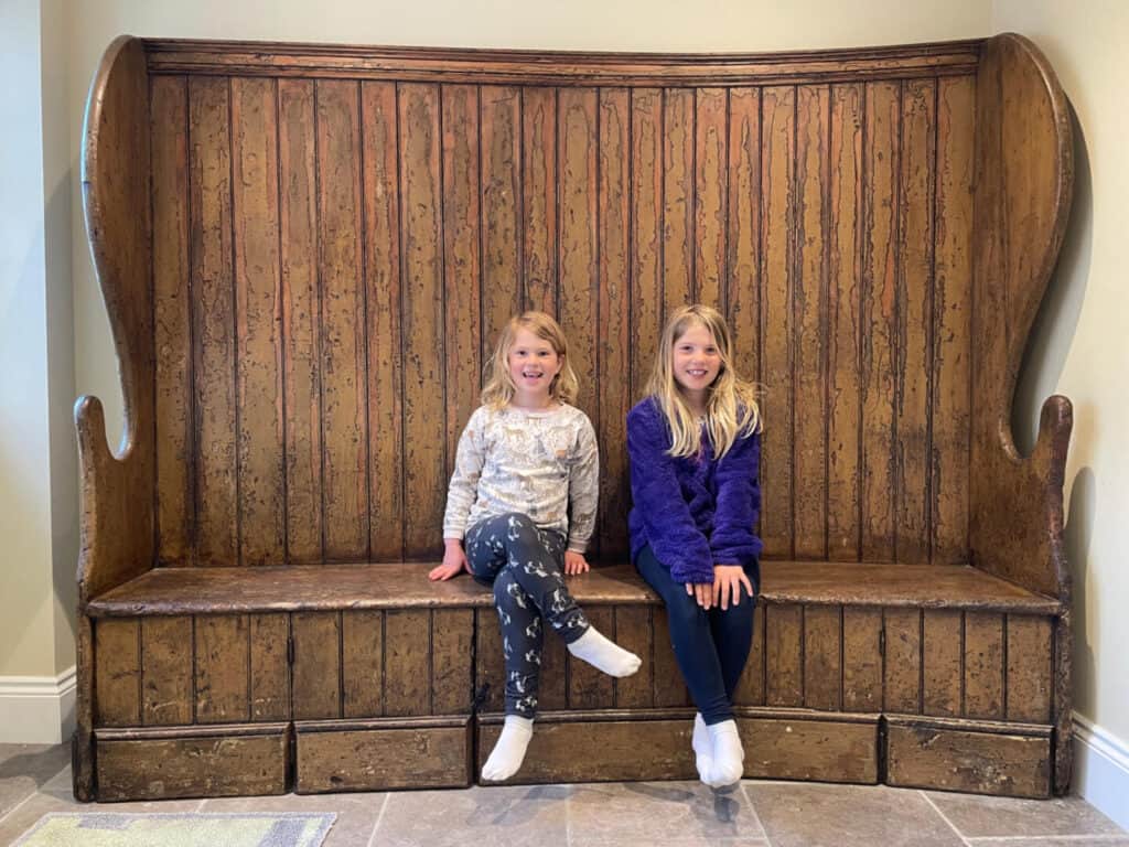 Les filles se sont assises sur le banc de l'église dans le couloir du chalet