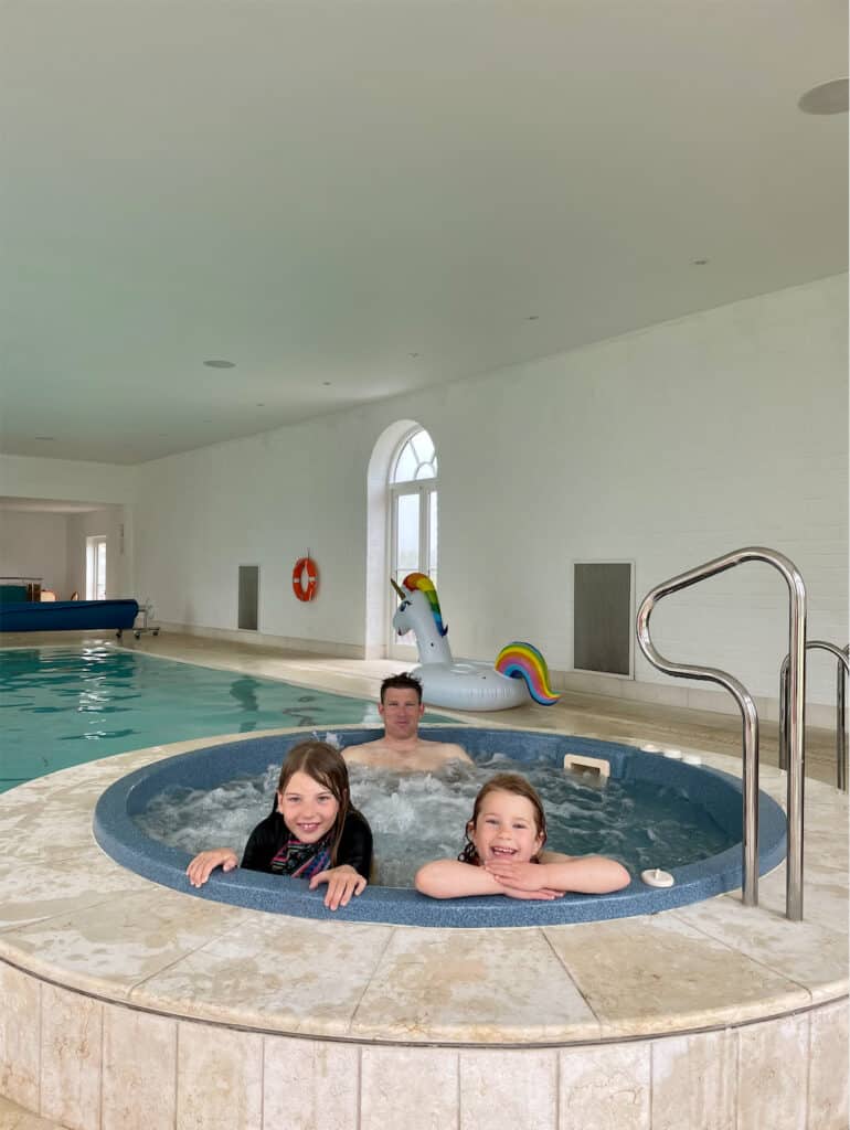 Famille dans le jacuzzi