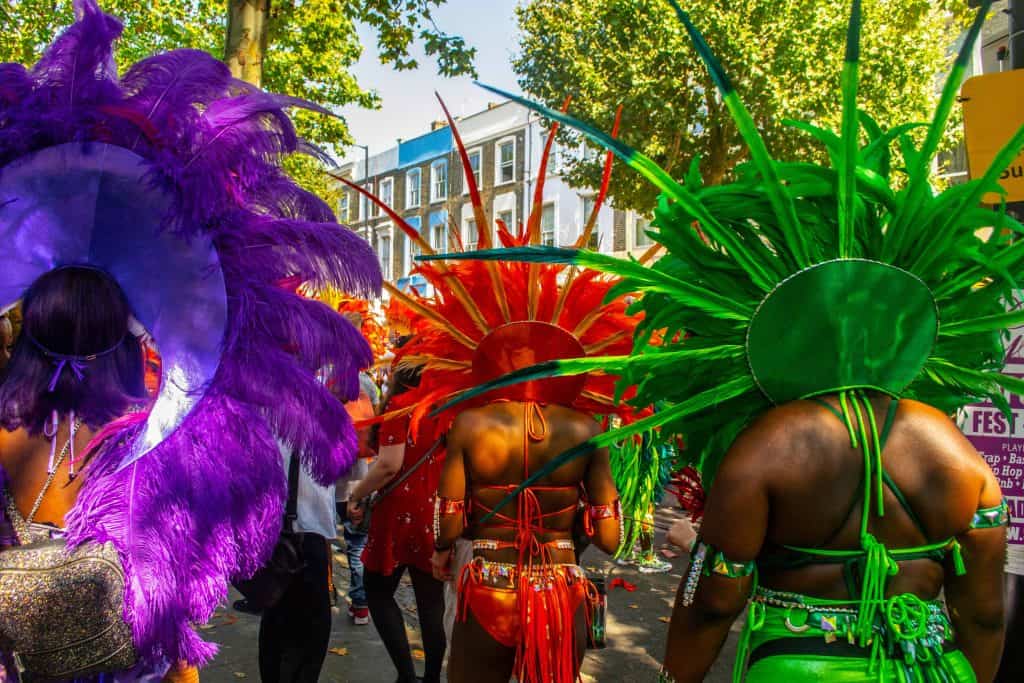 Personas vestidas con trajes tradicionales de samba en el Carnaval de Notting Hill 2019