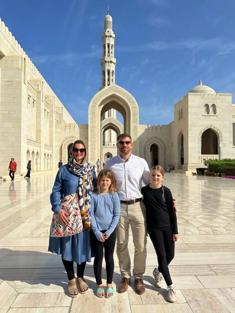 Nossa família estava em um pátio de mármore dentro da Grande Mesquita em Mascate.  Atrás de nós no minarete mais alto