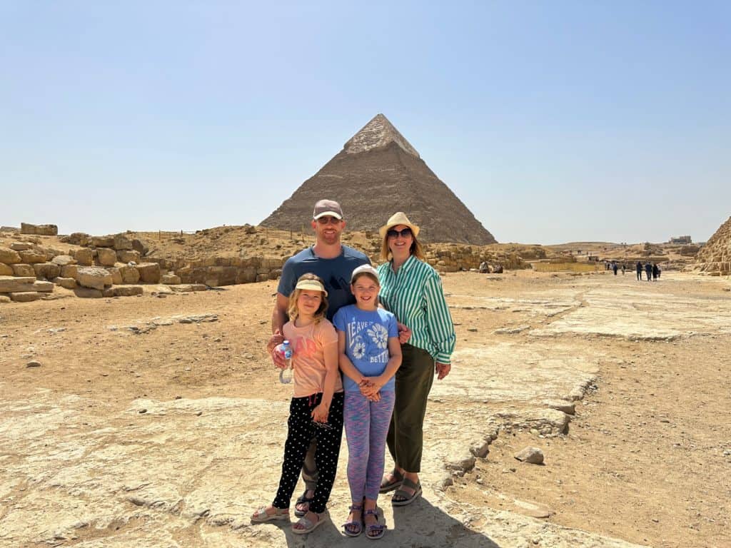 Familia Tin Box en las Pirámides de Giza
