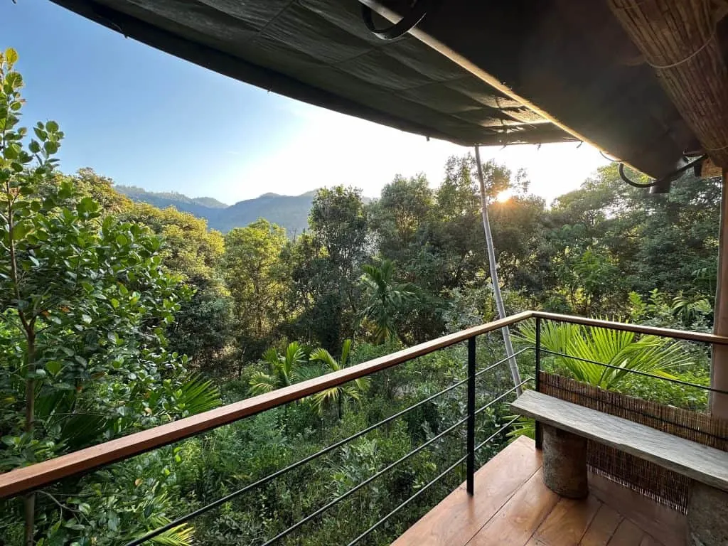 The balcony of a forest pavilion in Koslanda with a mountain view at sunrise
