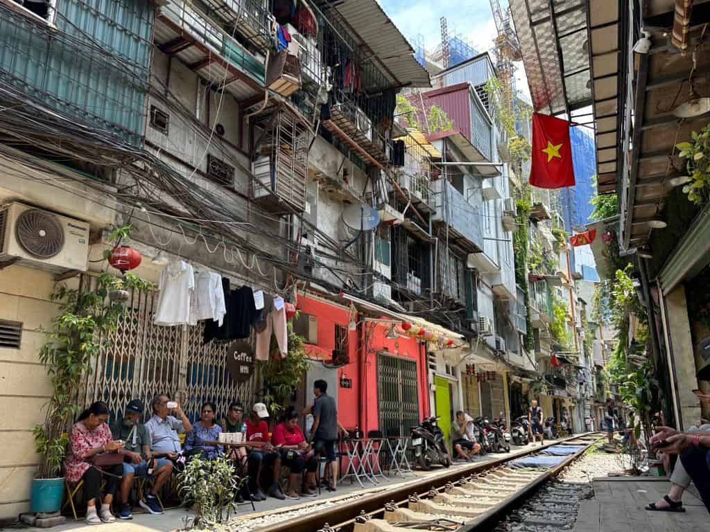 Uma vista da estreita Train Street em Hanói