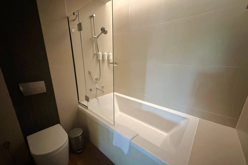 Baño profundo en el baño de nuestra habitación familiar en Lapita Hotel Dubai