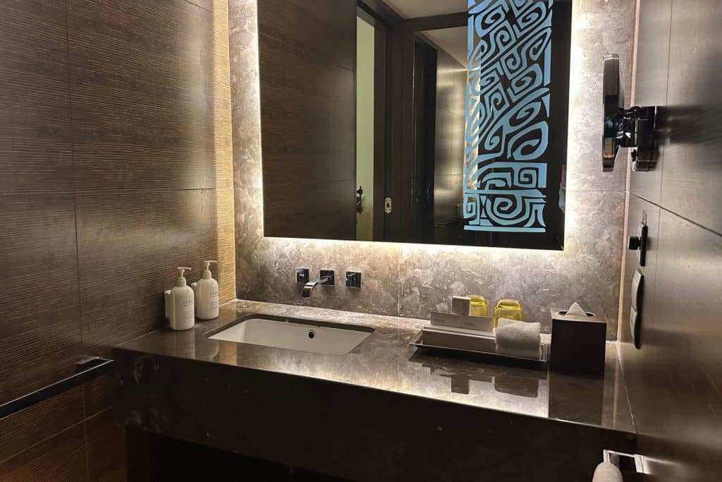 El lavabo y un espejo decorado en el baño de nuestra habitación familiar en Lapita Hotel Dubai