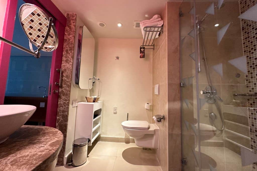 El baño de nuestra habitación en el hotel Mercure Hurghada en Egipto