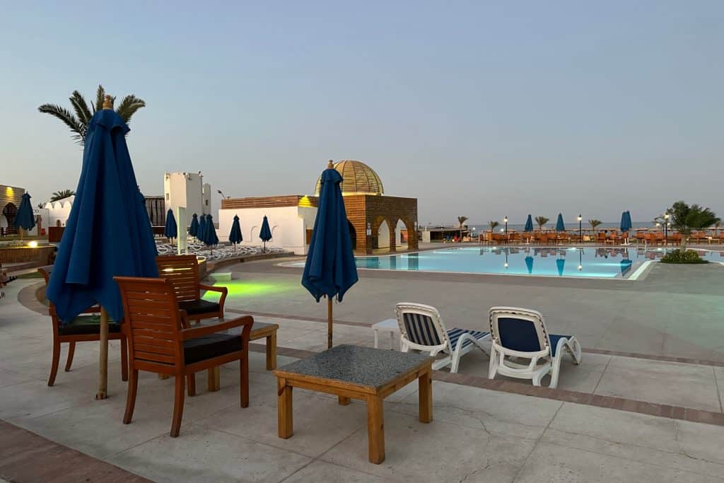 Luz del atardecer sobre el complejo de piscinas del Mercure Hurghada