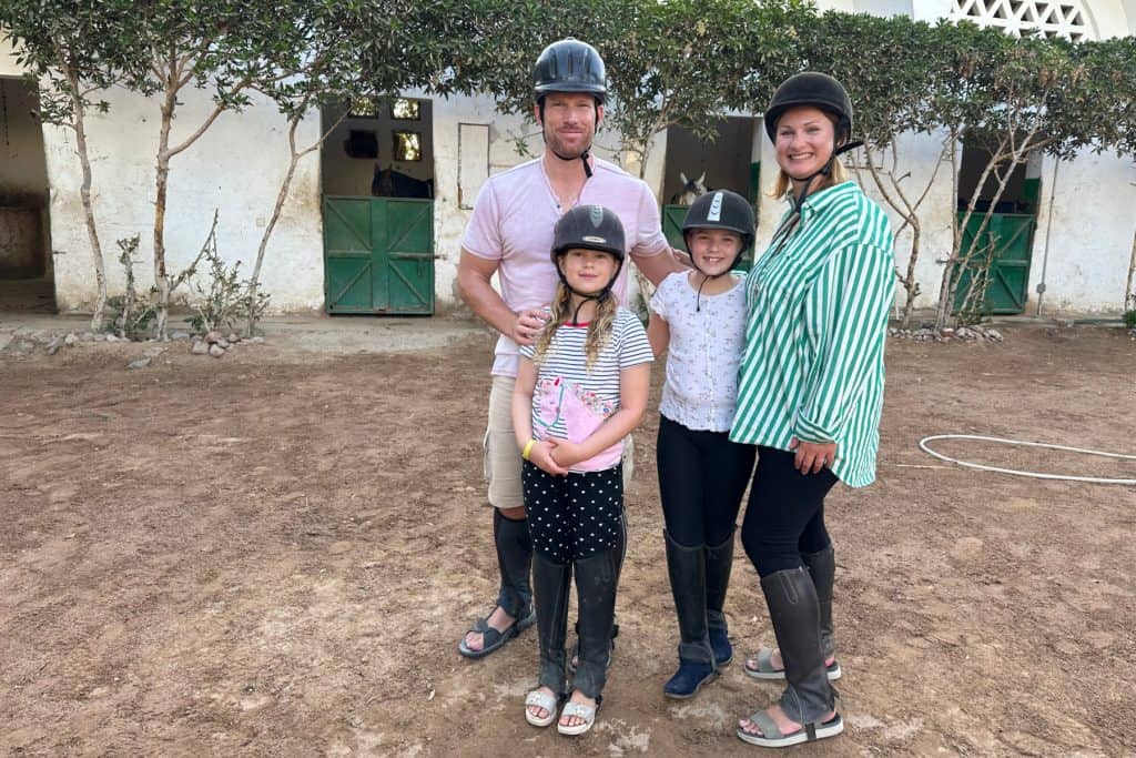 Toda mi familia con gorros de montar en los establos junto al Mercure Hurghada en Egipto