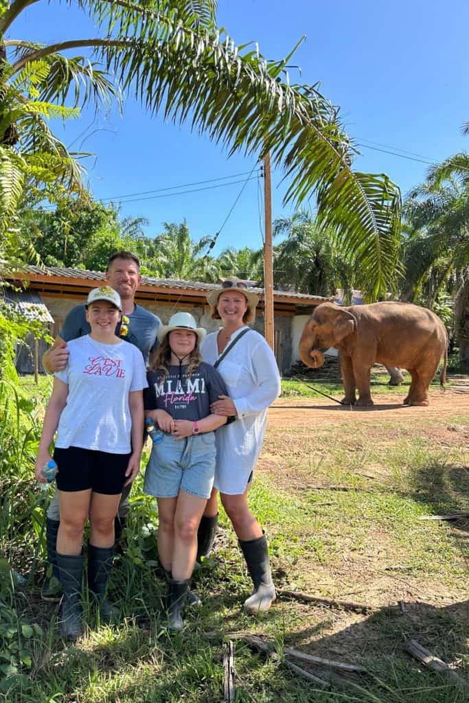 Mi familia y yo estábamos a una buena distancia de un elefante en el santuario ético de elefantes Follow Giants en Tailandia.