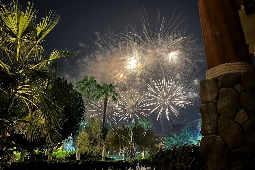 Fuegos artificiales de Eid en Riverland Dubai vistos desde la terraza fuera de nuestra sala familiar
