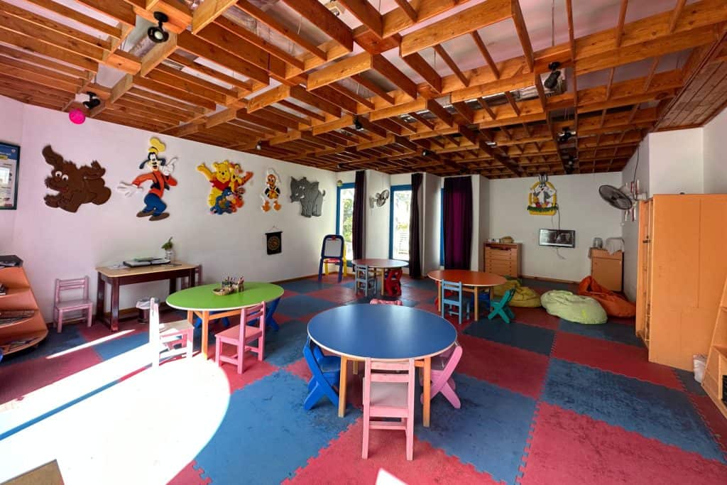 Mesas y sillas en una sala del club infantil de colores brillantes en el Mercure Hurghada