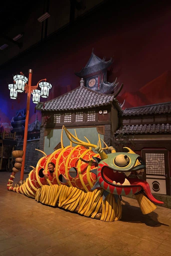 Dragón chino con apariencia de dibujos animados en el área interior de Kung Fu Panda de Dreamworks en Motiongate