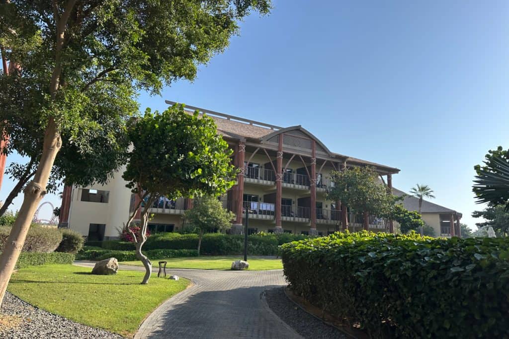 El exterior de uno de los bloques del Hotel Lapita con jardines y árboles alrededor