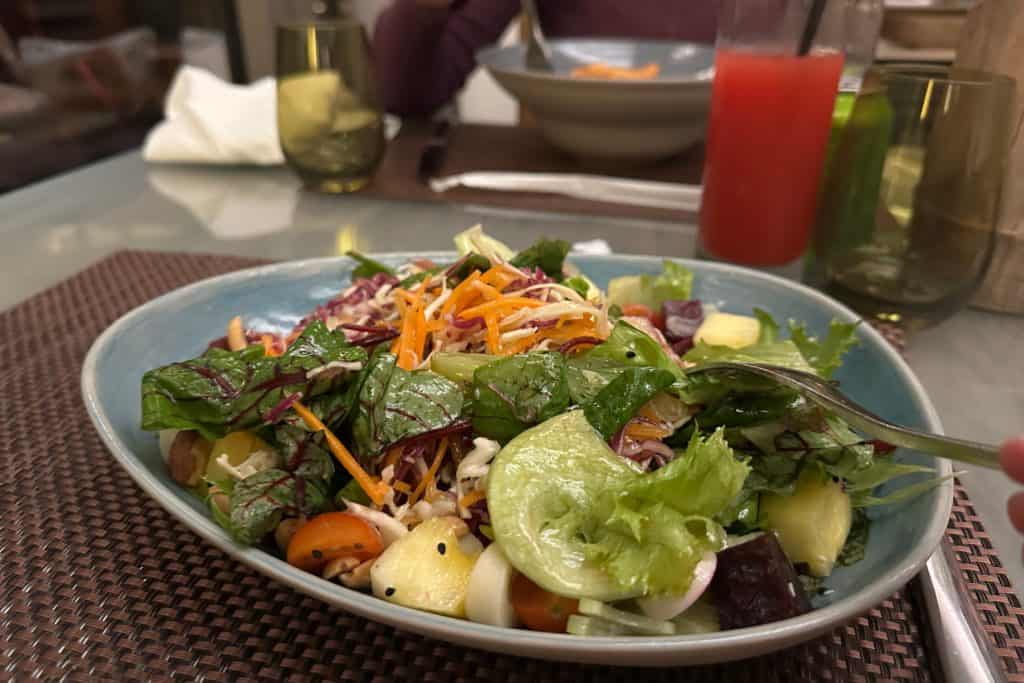 Un plato de ensalada servido en el restaurante de la piscina ARI.