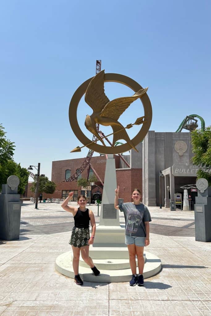 Mis hijas se pararon frente a una estatua de Sinsajo de las películas de Los Juegos del Hambre en el área Lionsgate del parque temático Motiongate en Dubai.