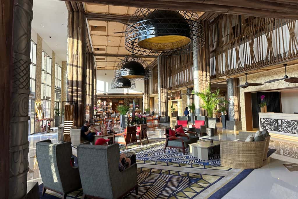 El vestíbulo temático de Fiji del Lapita Hotel Dubai