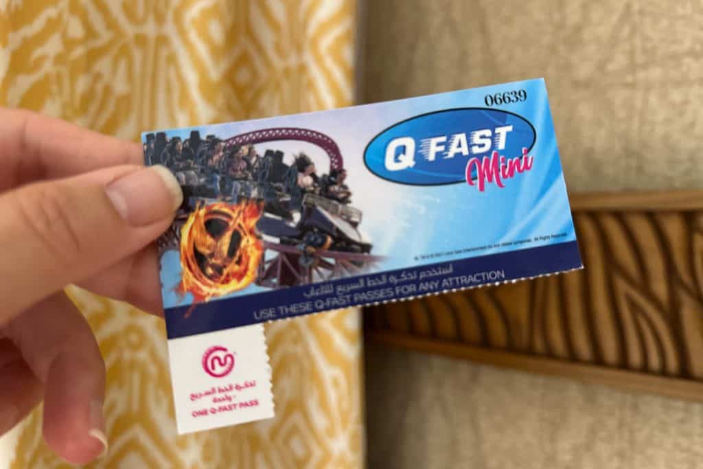 Mi mano sosteniendo un Q-Fast Pass para los parques temáticos de Dubai