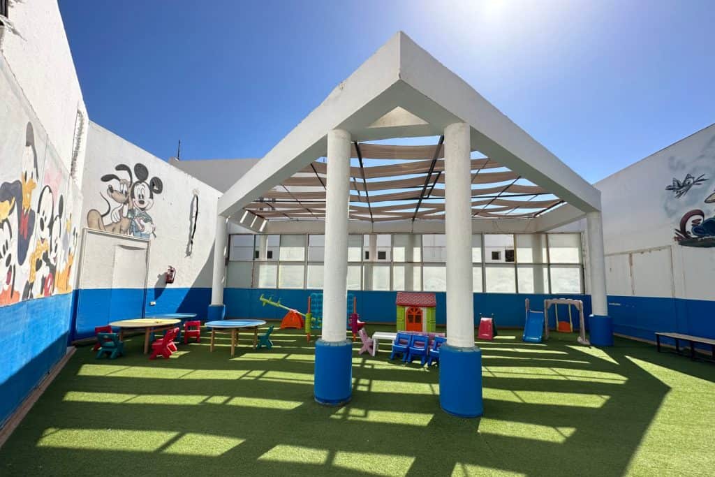 Una zona de juegos al aire libre parcialmente cubierta en el club infantil del Mercure Hurghada