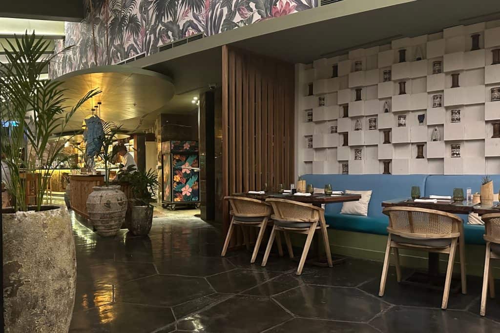 Asientos y bar dentro del restaurante de la piscina ARI en Lapita Dubai