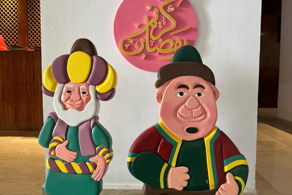 Decoraciones de Ramadán de colores brillantes en el vestíbulo de nuestro hotel de Hurghada