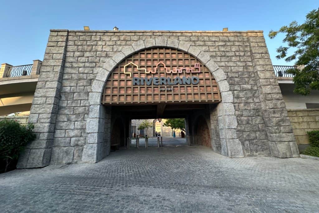 Entrada privada y arqueada de Lapita Dubai a Riverland Dubai