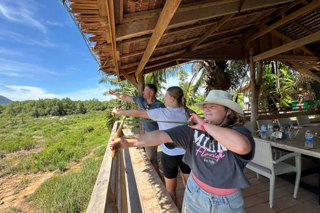 Mi familia estaba en el balcón del restaurante de Taking Giants disparando bolas de semillas al claro con hondas.