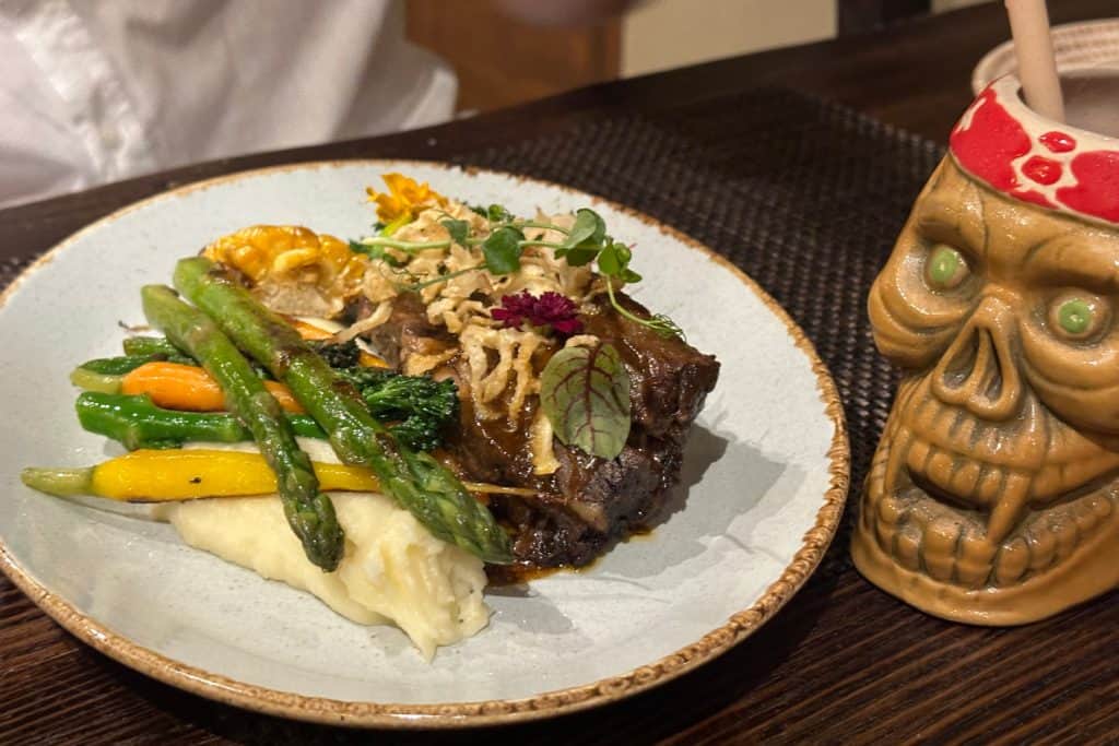 Una pierna de cordero con puré de patatas, salsa y verduras en Pirates Tavern en Riverland